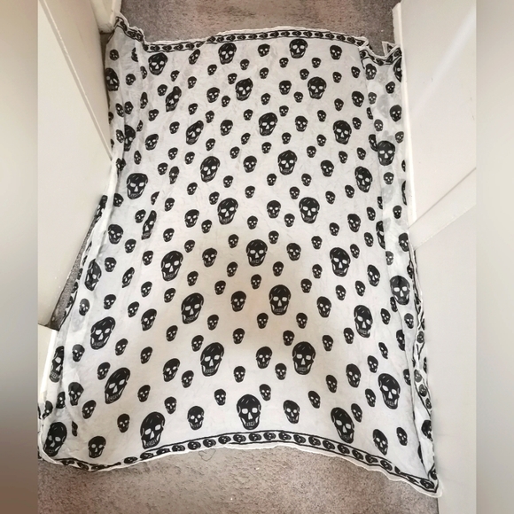 Alexander McQueen Accessories - Alexander McQueen Skull Silk Scarf